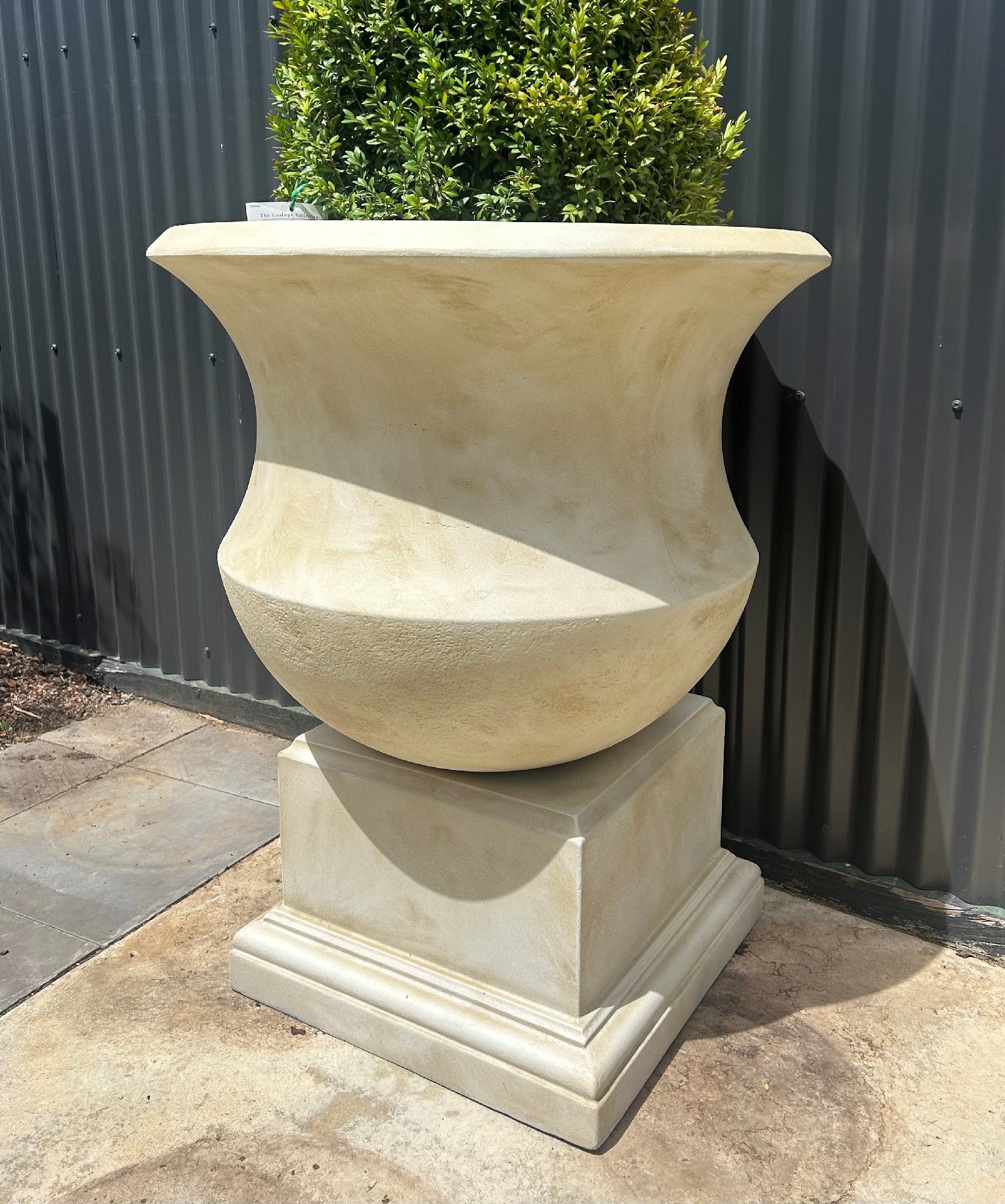 NAPLES URN AND PEDESTAL [SZ:ONESIZE CL:SANDSTONE]